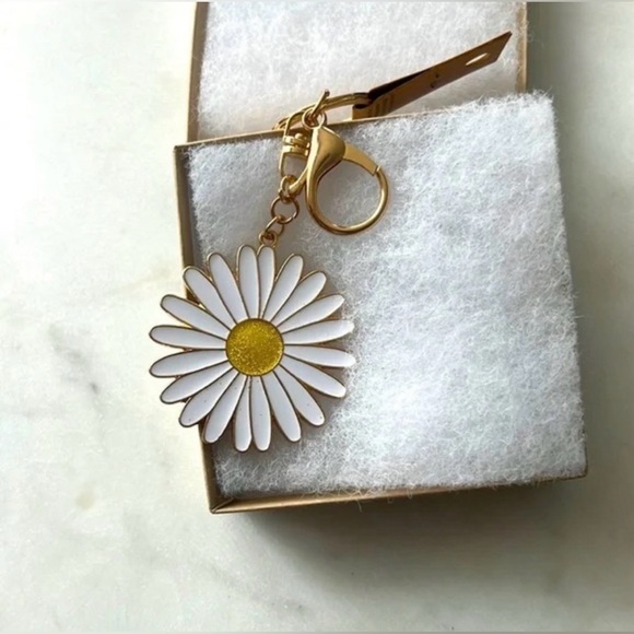 Charming Daisy 🌼 Keychain with Gold Accents NWT 🌼 - Picture 3 of 4